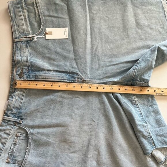 Good American - Women's Bermuda Denim Shorts - Indigo473. Size: 20. NWT. (1852) - Picture 13 of 16